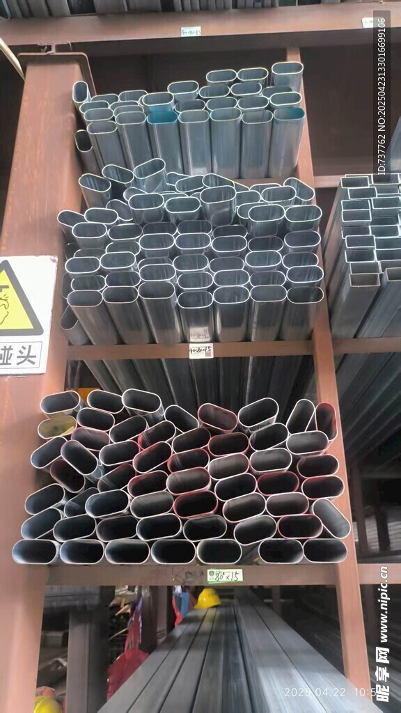 仓库中的金属管材堆放