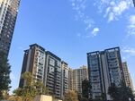 城市高层住宅蓝天白云景观