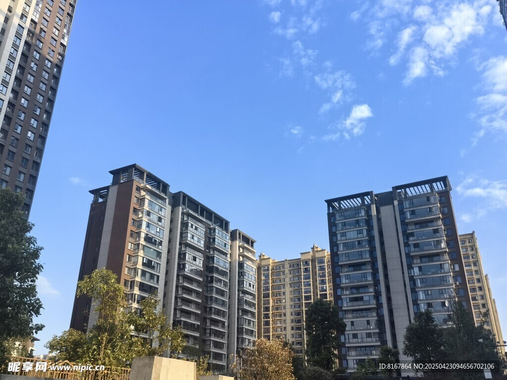 城市高层住宅蓝天白云景观