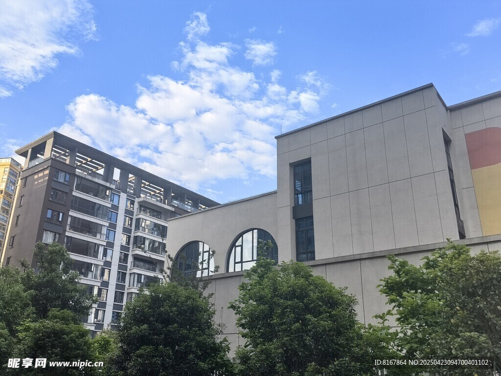 现代建筑与绿植相映成趣