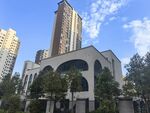 现代建筑与周边高楼景观