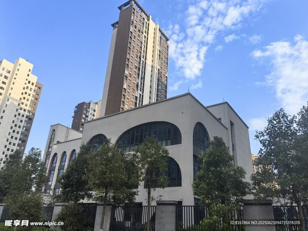 现代建筑与周边高楼景观