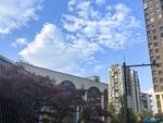城市高楼与蓝天白云景观