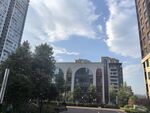 城市中现代建筑与绿植景观