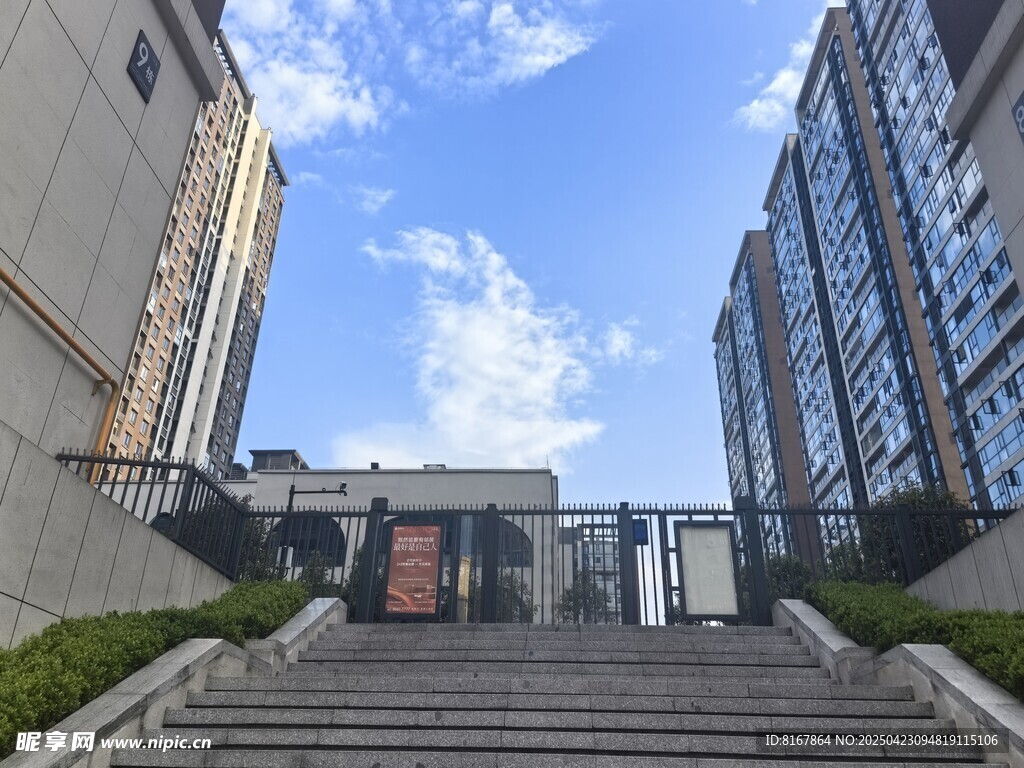 城市高楼间的阶梯景观