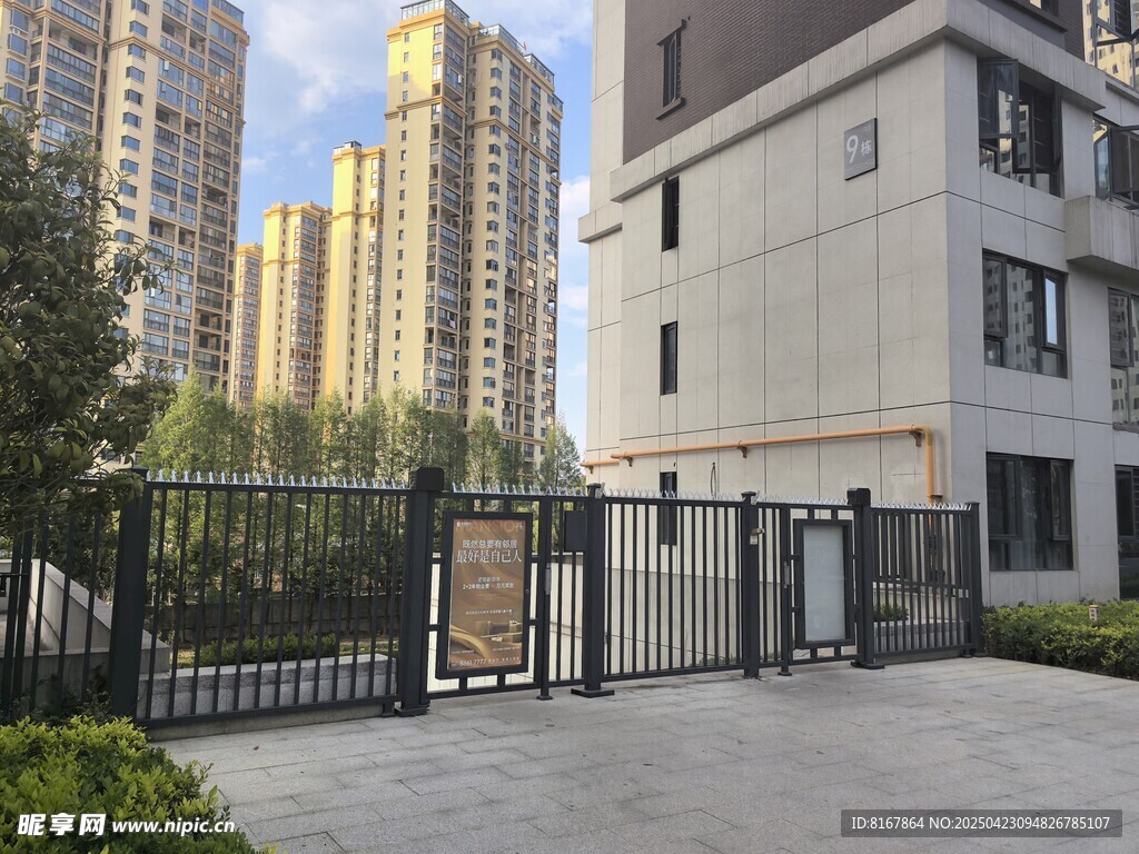 小区外的铁艺围栏与建筑