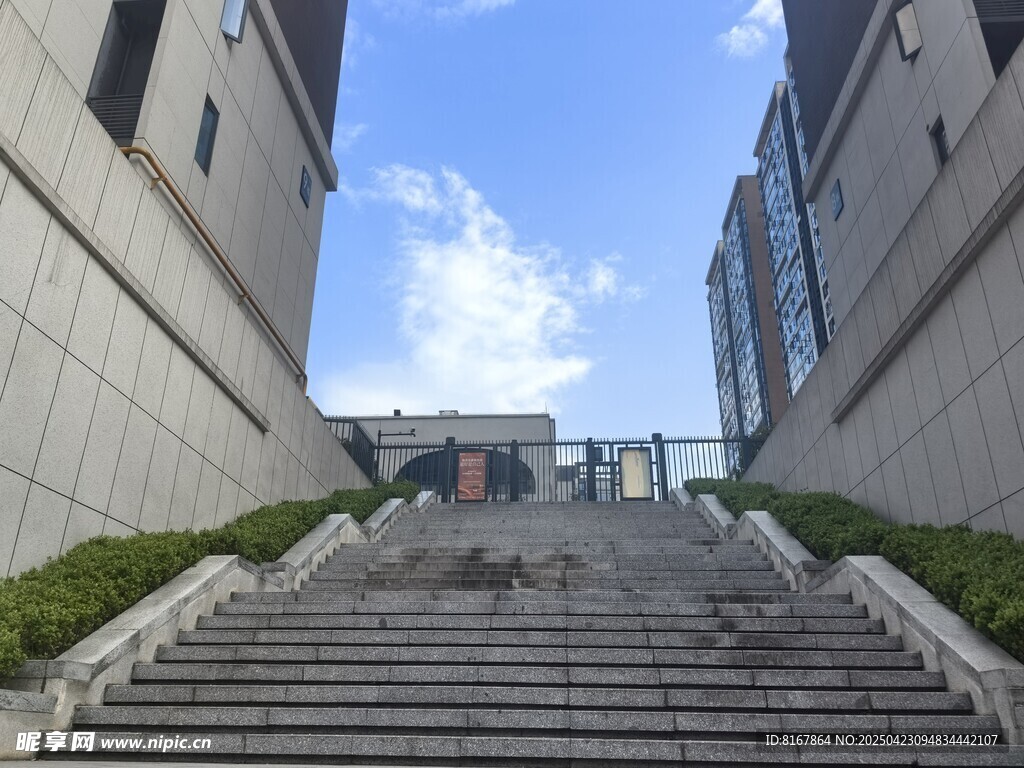 城市中通往高处的阶梯