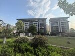 现代风格建筑与绿植景观
