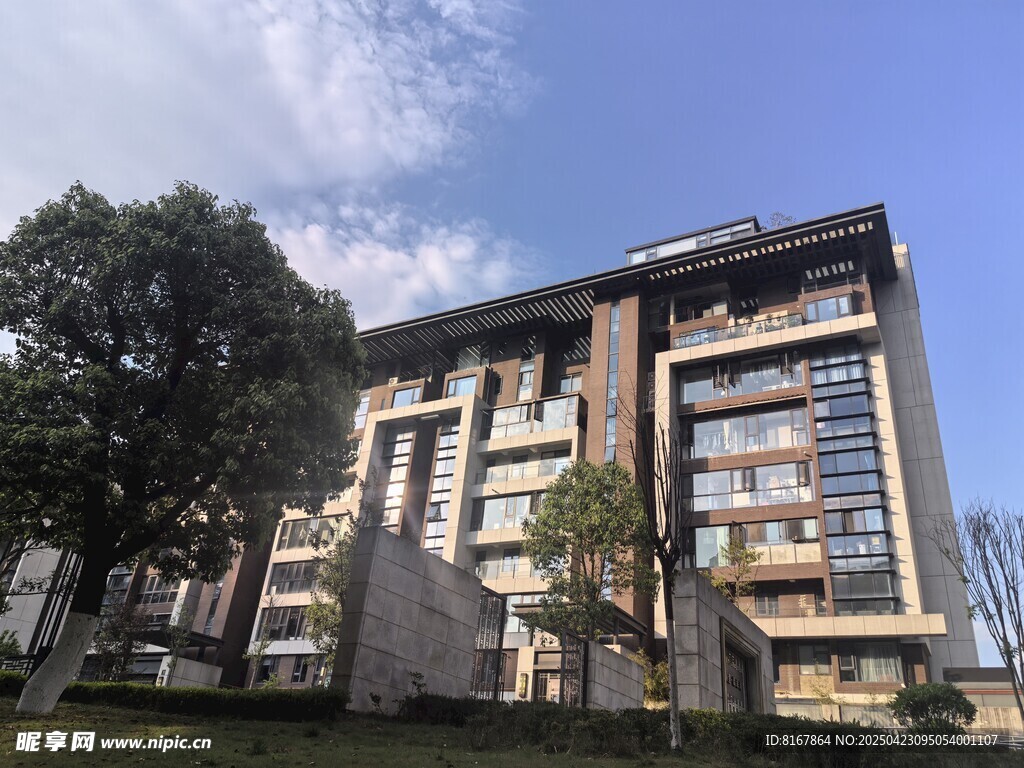 现代风格多层建筑外观