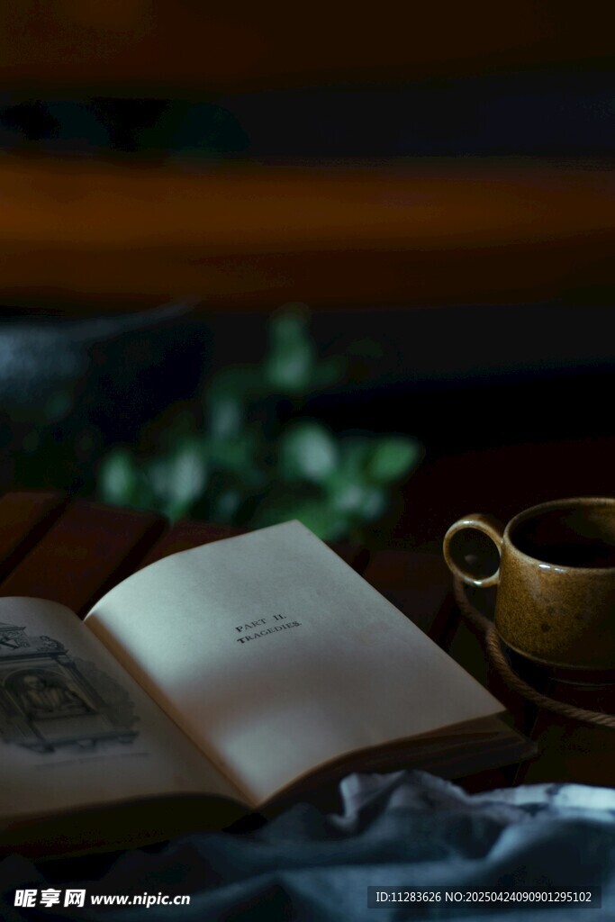 书与咖啡杯