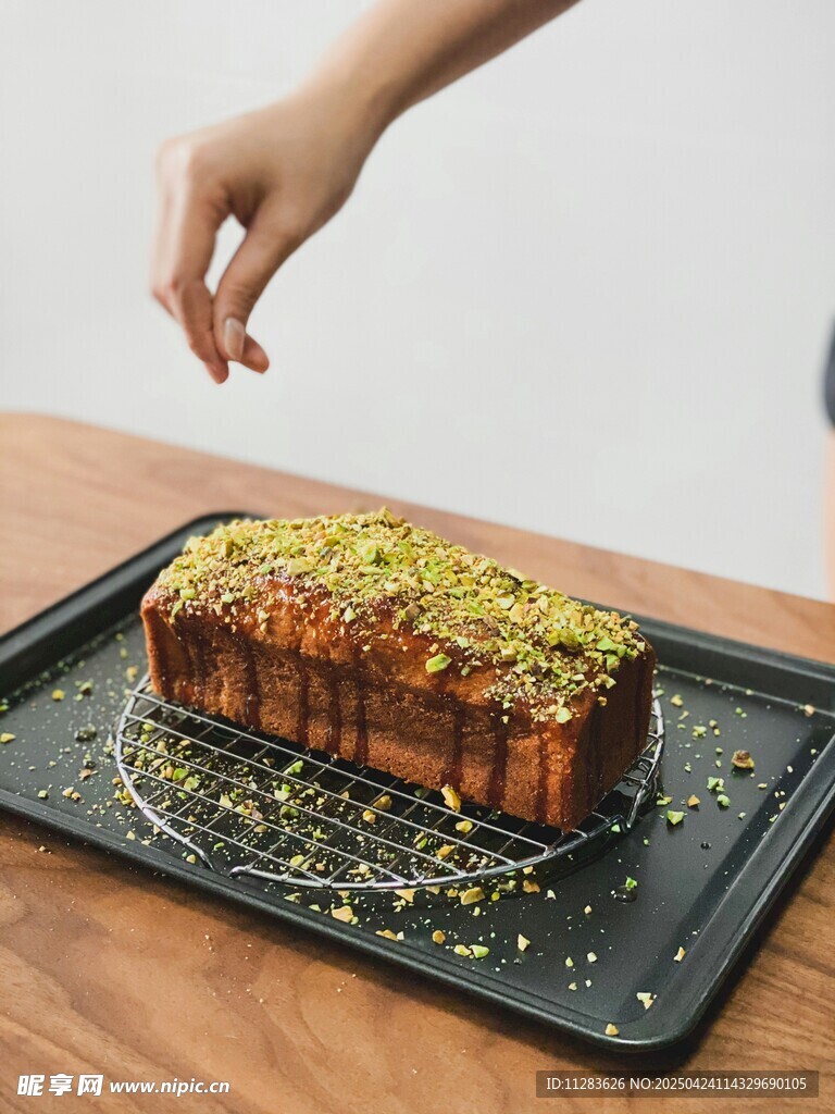 手撒配料的美味长条蛋糕