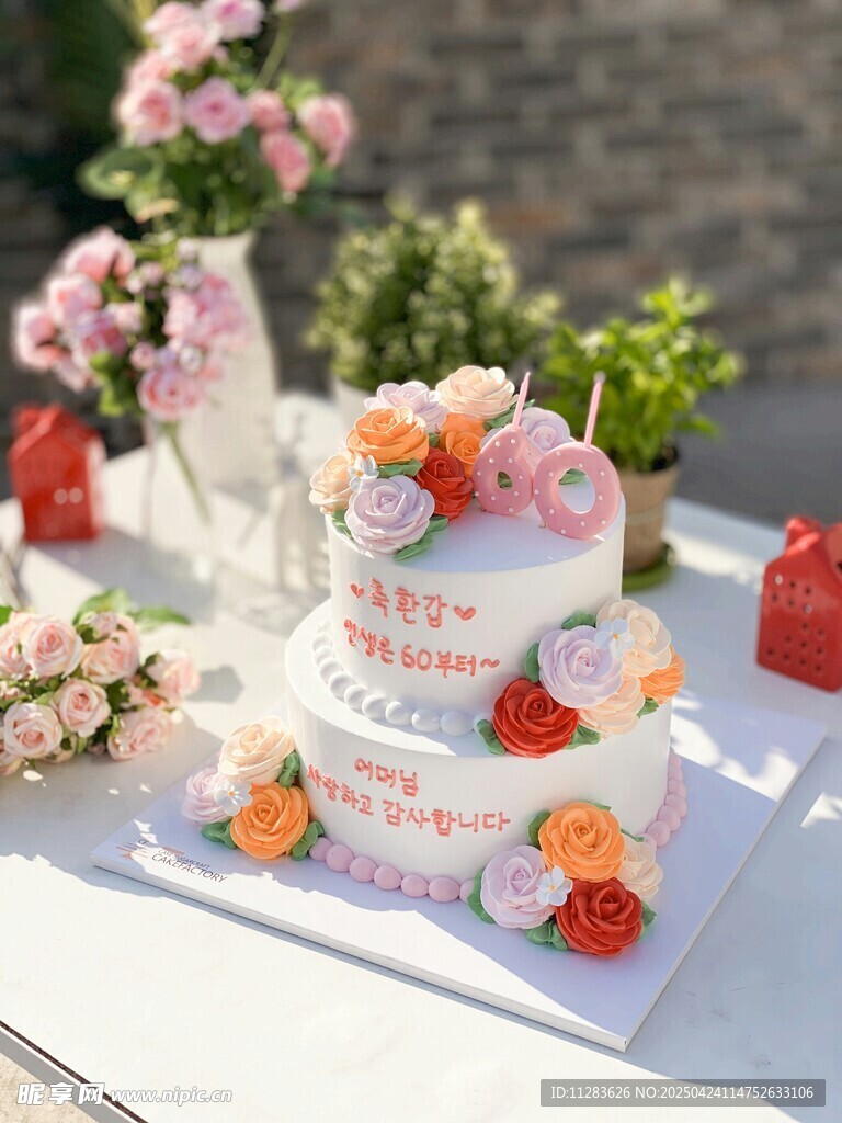 浪漫花卉装饰双层蛋糕