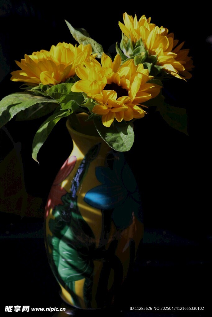 花瓶中的向日葵插花