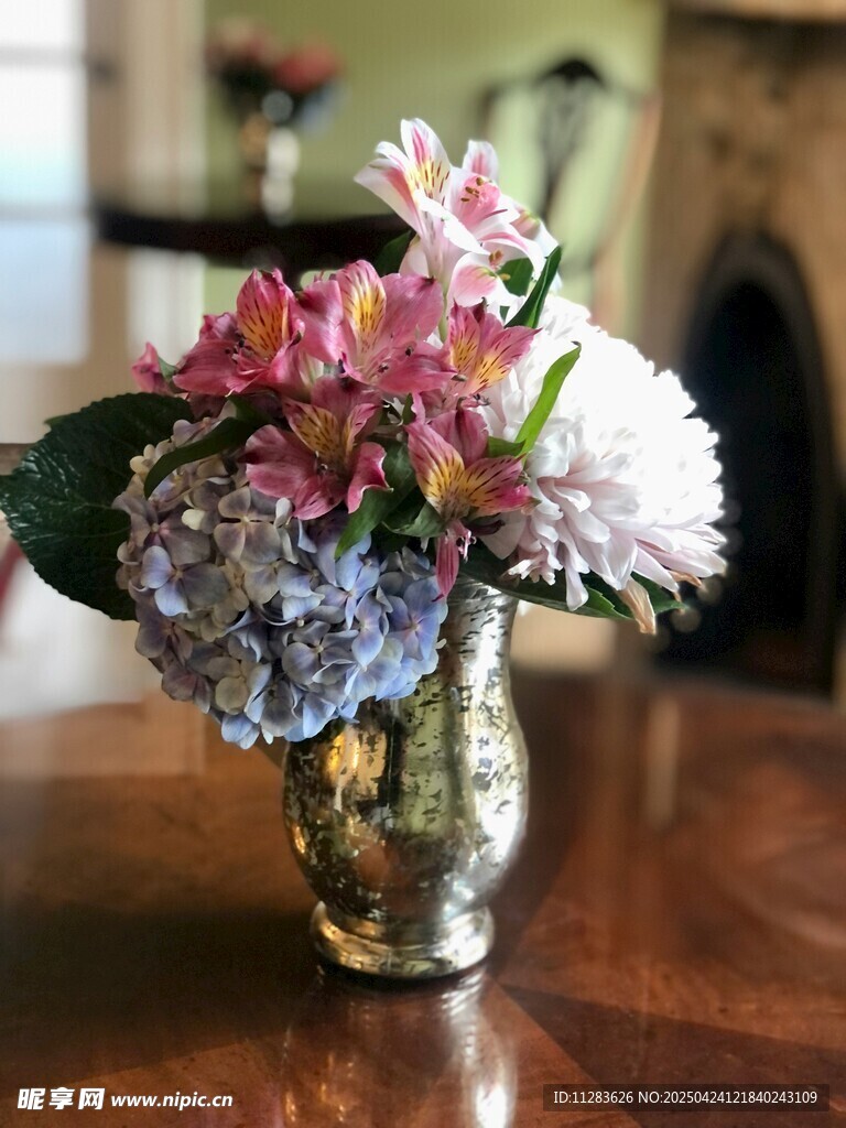 花瓶中的多彩花卉组合