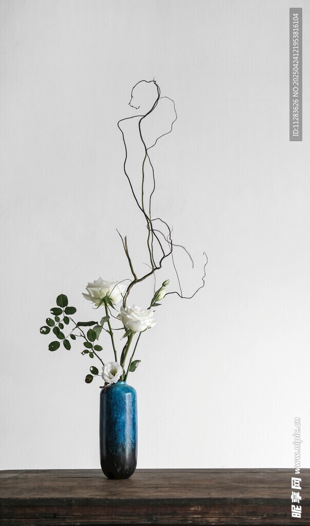 简约蓝瓶插花
