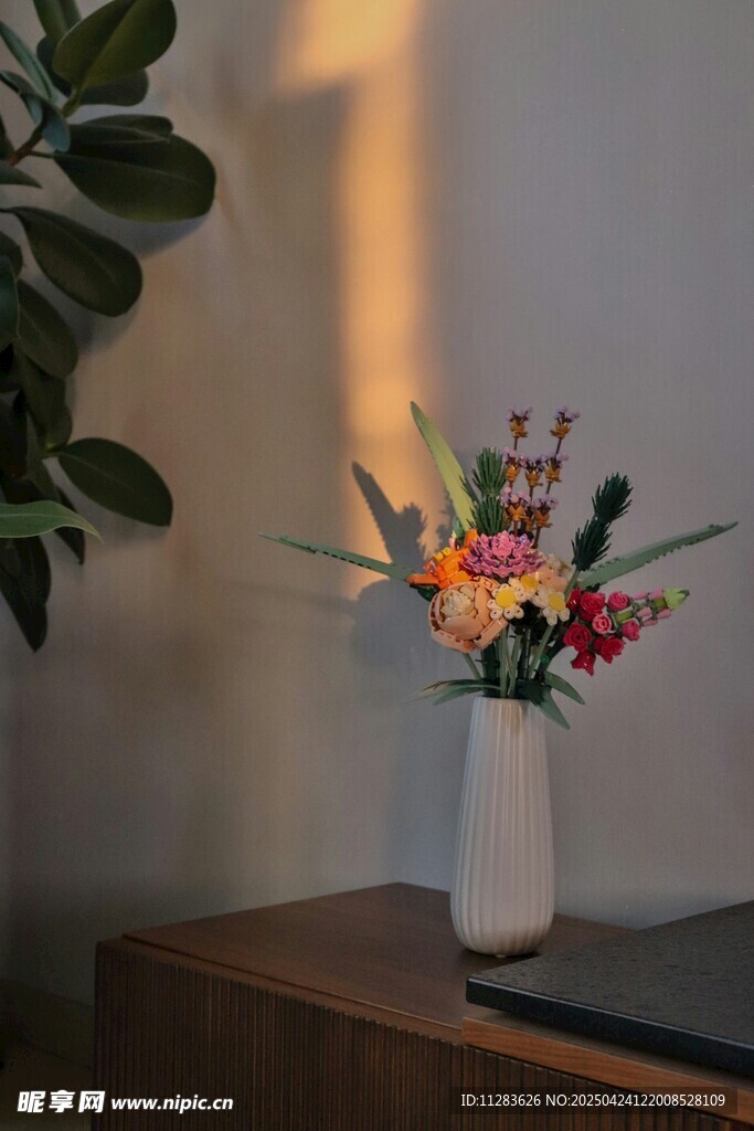 花瓶中的多彩鲜花