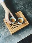 手捧香茗