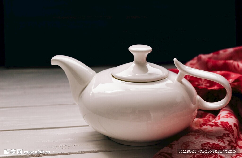 素雅白瓷茶壶
