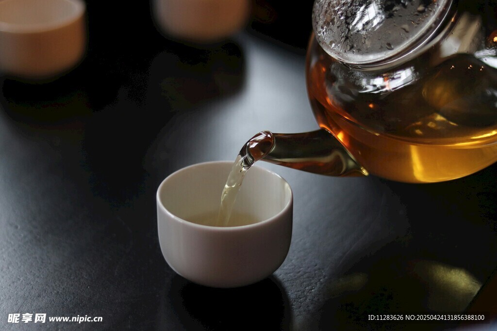 茶壶倾茶
