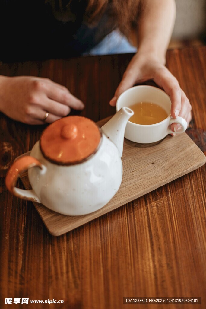 手斟热茶
