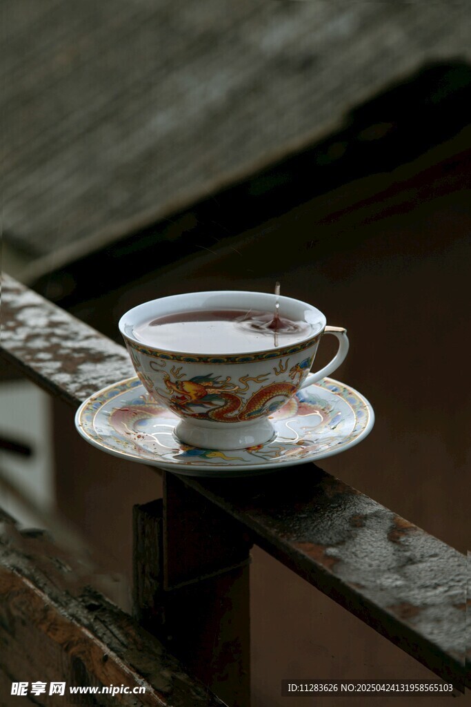 木栏上的精致茶杯
