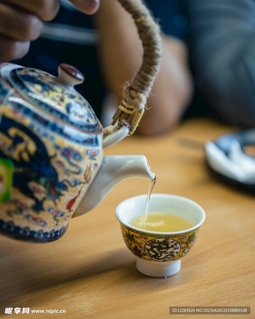 传统茶壶倒茶瞬间