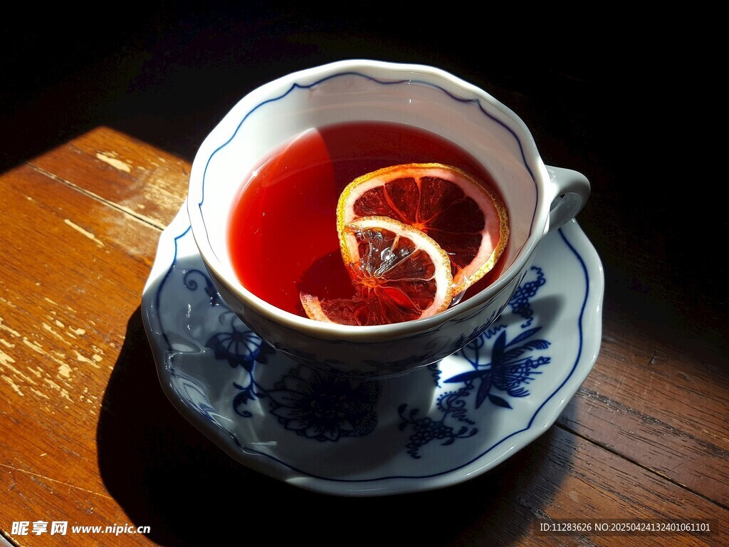 青花瓷杯中的热茶