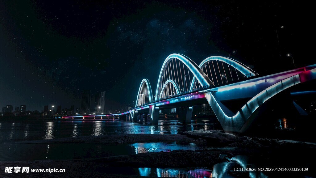 璀璨夜景下的绚丽桥梁