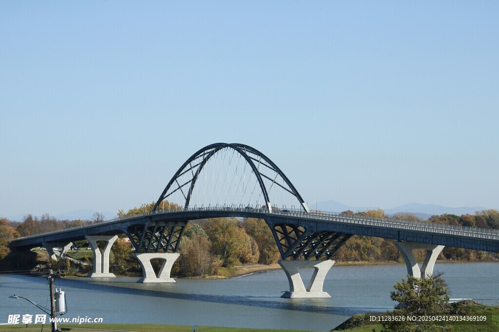 现代拱形桥梁横跨水面