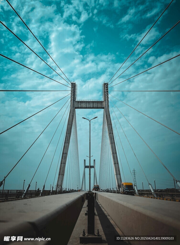 壮观大桥横跨天际