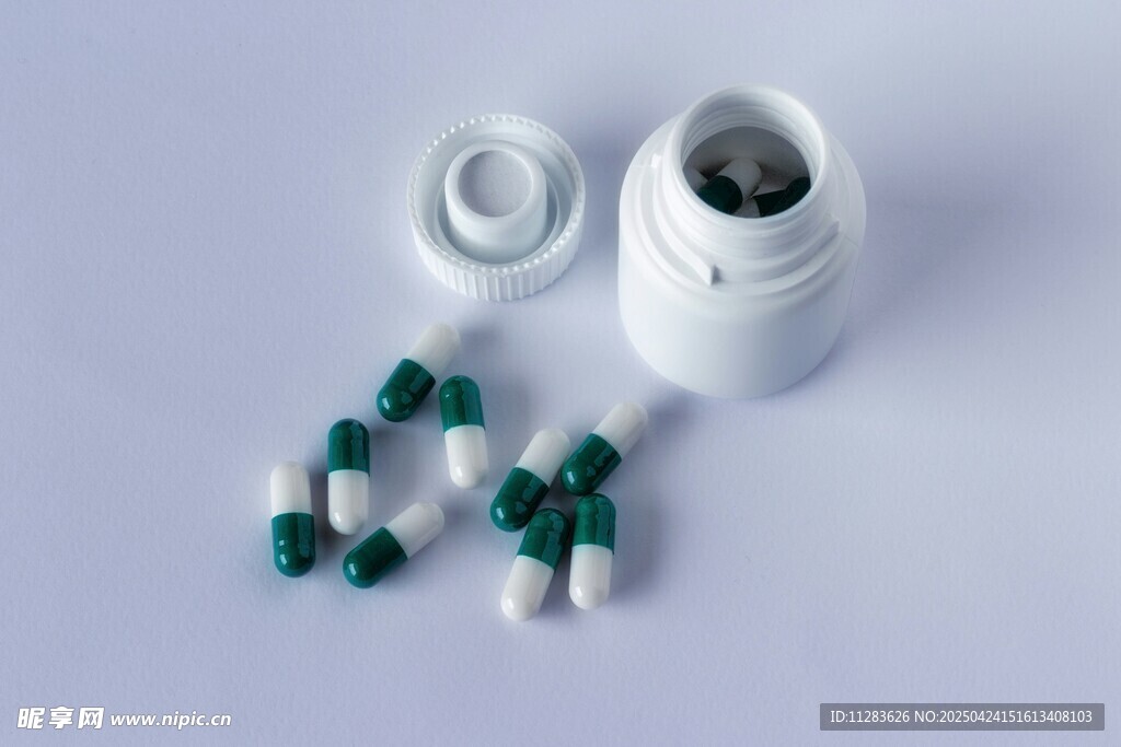 白色药瓶与散落的胶囊