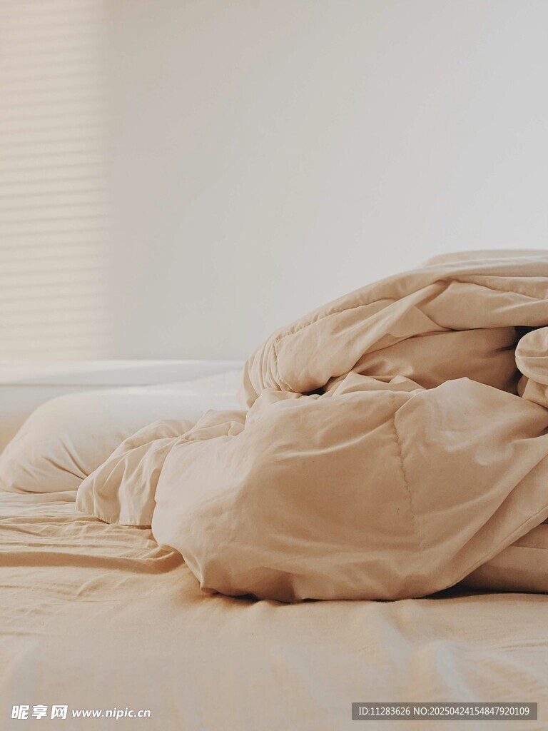 柔软米色床铺尽显温馨