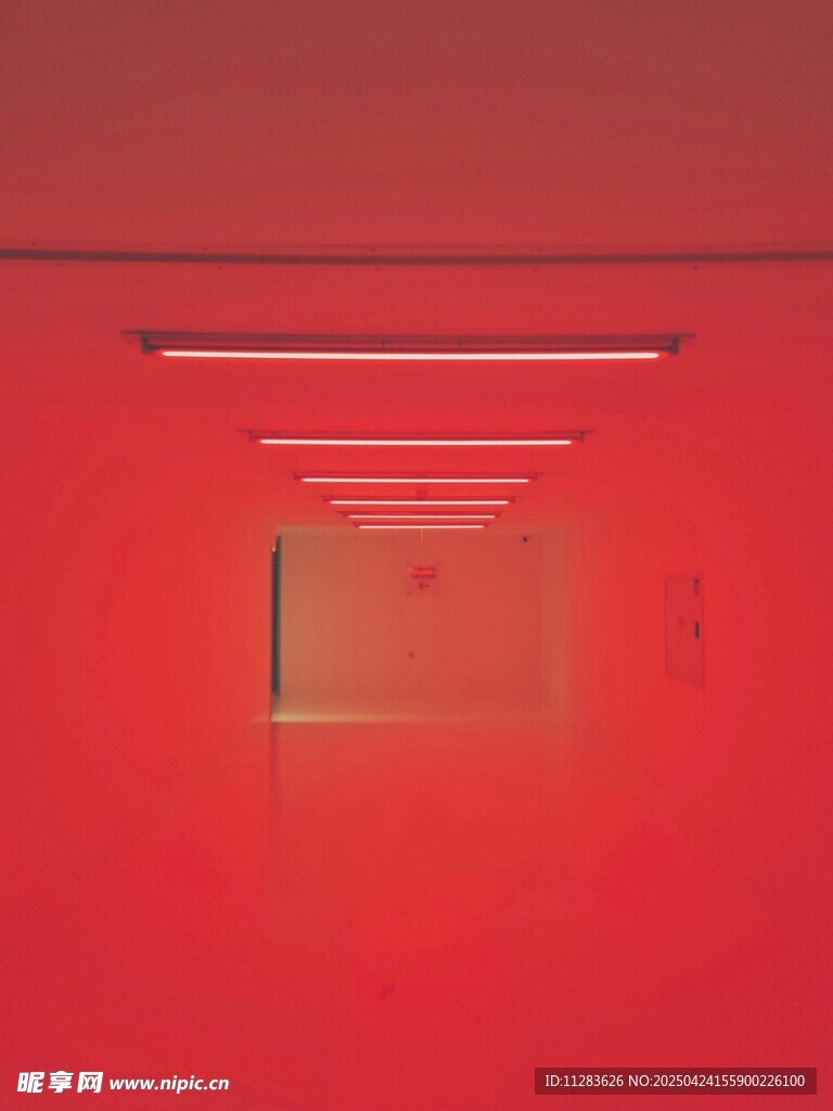 红色空间中的简约灯具