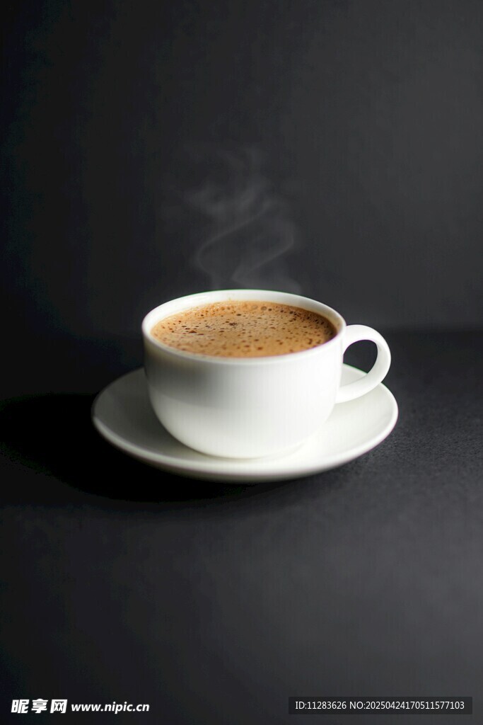 热气腾腾的白色咖啡杯
