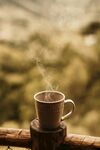 热气腾腾的咖啡杯