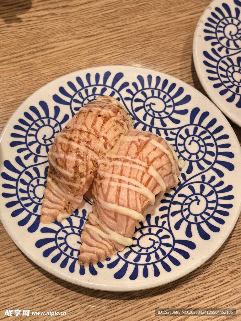 蓝白盘上的美味夹心糕点