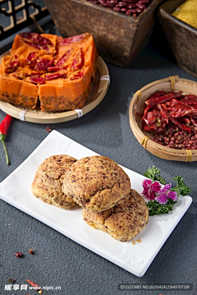 美味酥脆饼干摆放在盘上