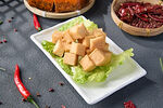 美味豆干摆放在翠绿生菜上