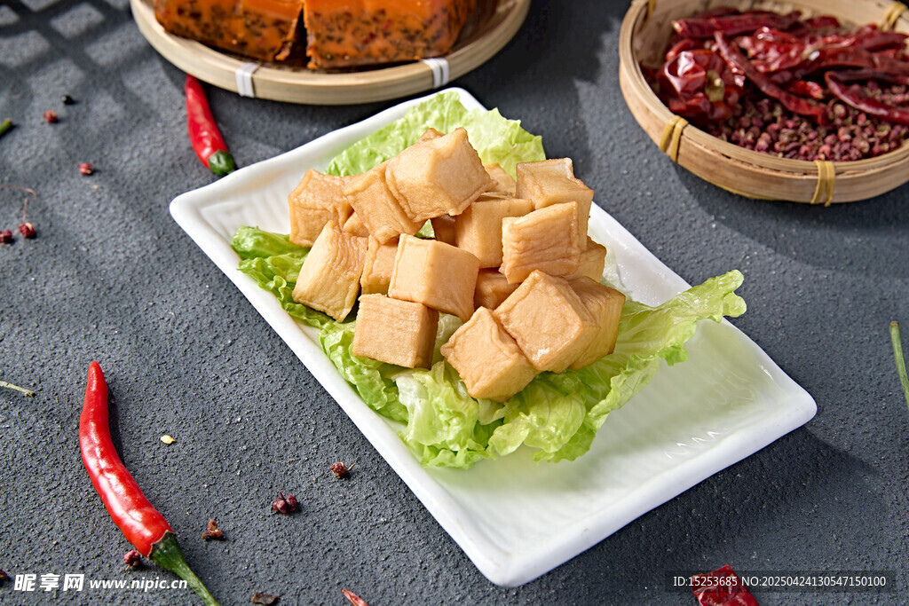 美味豆干摆放在翠绿生菜上