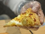 手拿美味芝士披萨切片