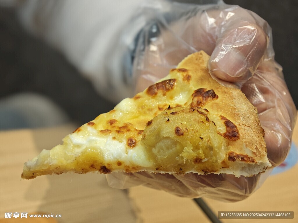 手拿美味芝士披萨切片
