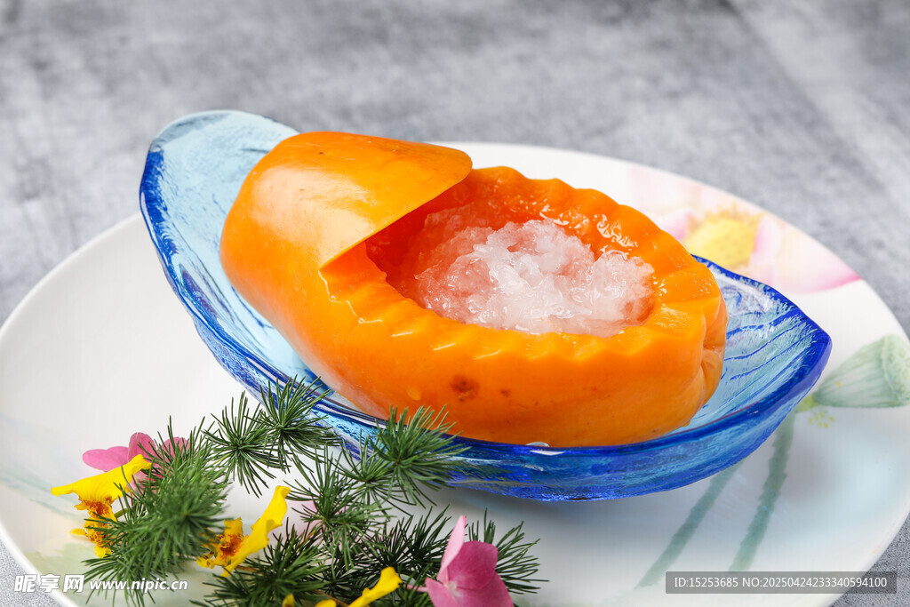 蓝碗盛木瓜配冰花装饰
