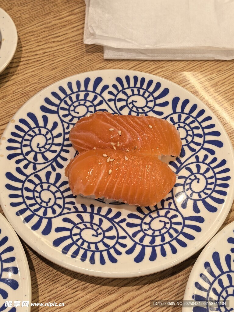 蓝白盘上的美味三文鱼