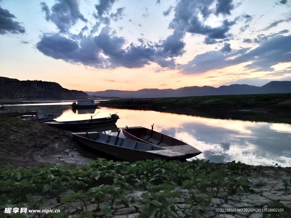 河边暮色小船