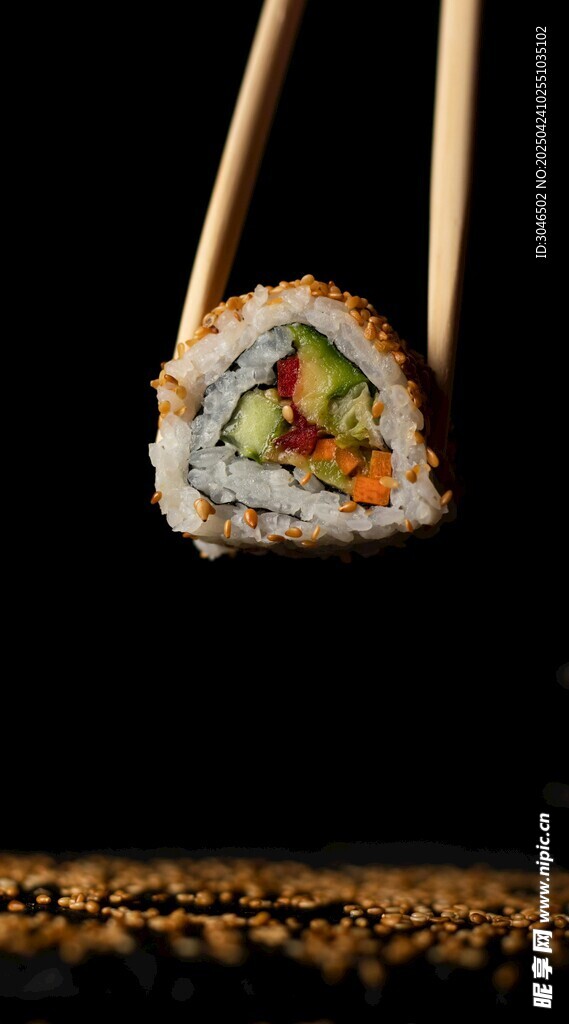 筷子夹起美味寿司
