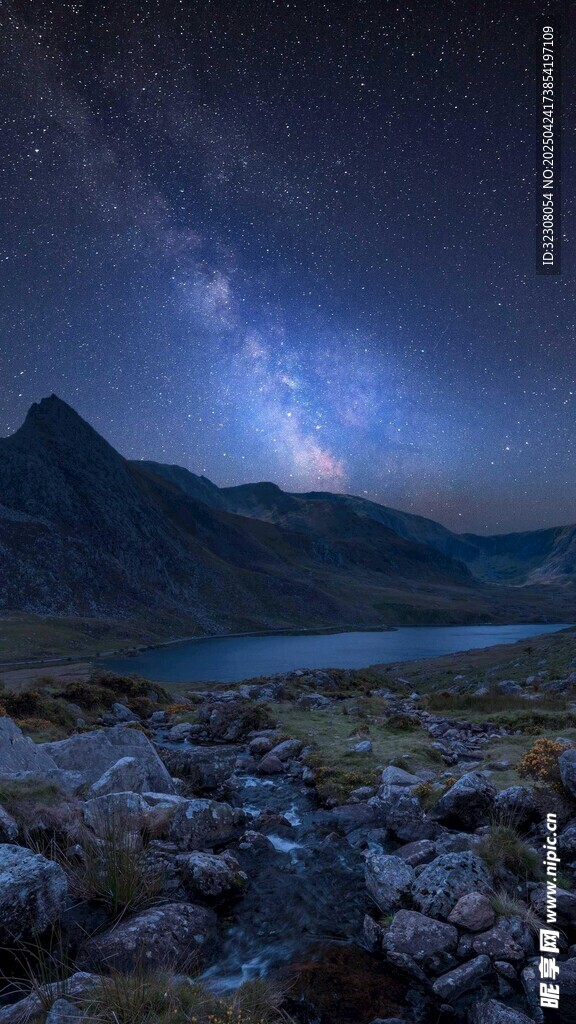 山间月夜美景