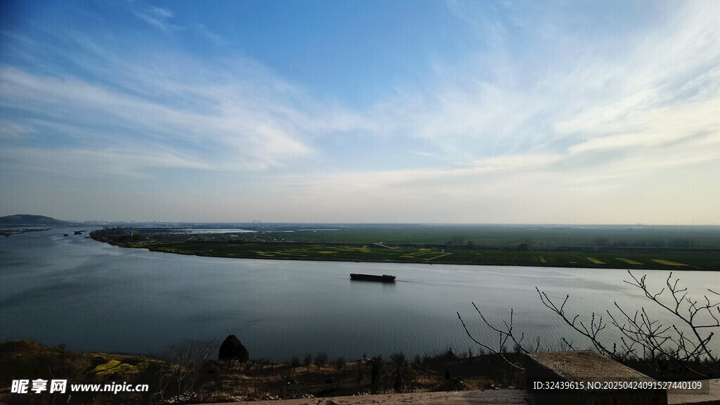 辽阔江面与天际美景
