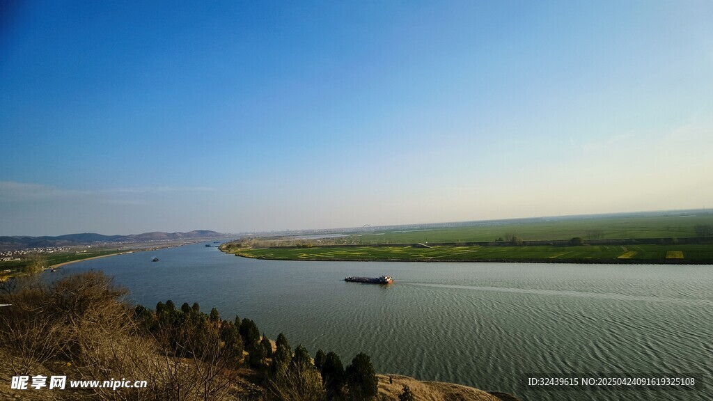 广阔河岸风光