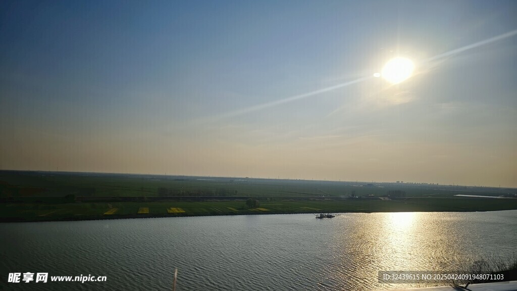 夕阳下的平静湖面