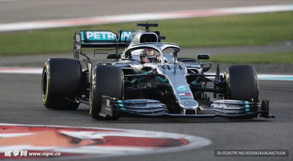 F1赛车疾驰在赛道上